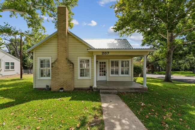 Building Photo - 3/2 Remodeled Home in Lampasas