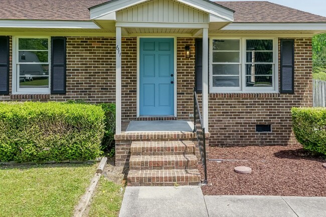 Building Photo - Large fenced yard!!