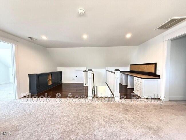 Building Photo - 121 Marilou Ln