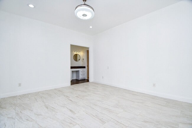 Building Photo - 2203 Briarview Dr