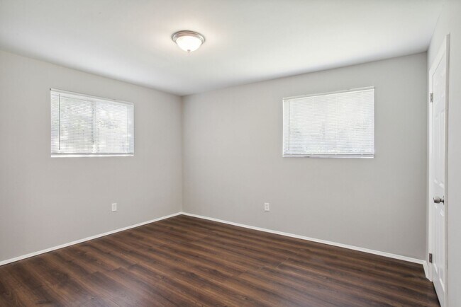 Building Photo - Large 3BR/1BA Eastside Savannah Home For Rent