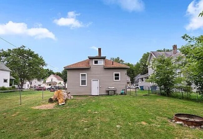 Building Photo - 1318 Division St