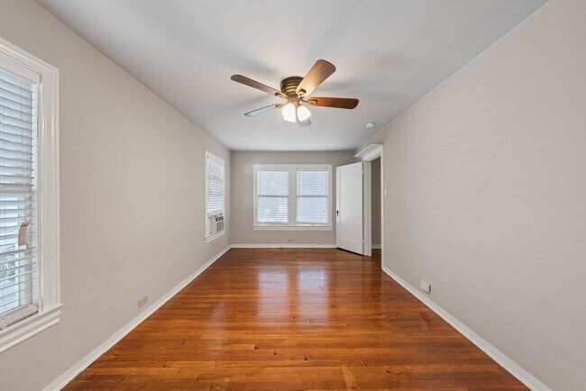 Building Photo - Charming 1-Bed Bungalow with Carport in Central San Antonio – Cozy, Bright, and Move-In Ready!