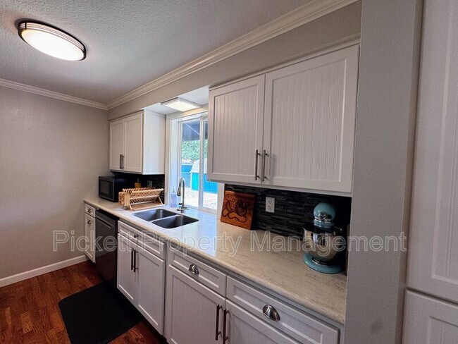 Building Photo - 2270 Madrona Dr SE