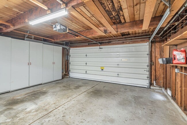 Building Photo - 2 Bedroom, 2 Bath Home with Bonus Room