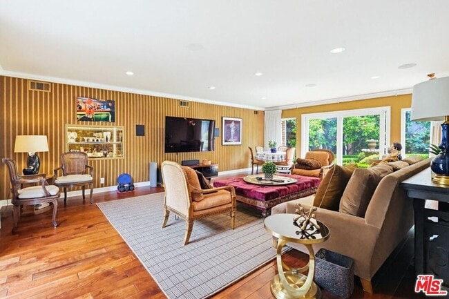 Building Photo - 516 S Rimpau Blvd