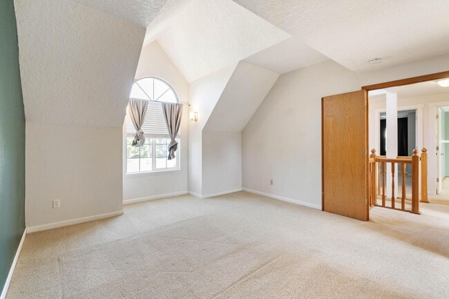 Building Photo - Comfortable 4-bdrm/2.5-bath home in Hillsb...