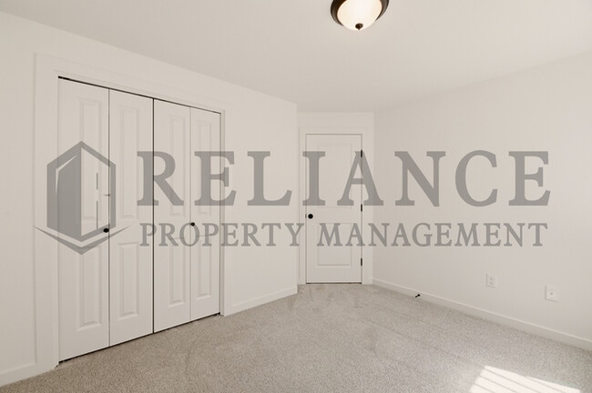 Building Photo - 5249 N Pinecrest Ct