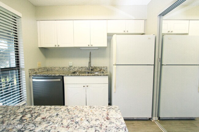 Building Photo - 10200 Belle Rive Blvd
