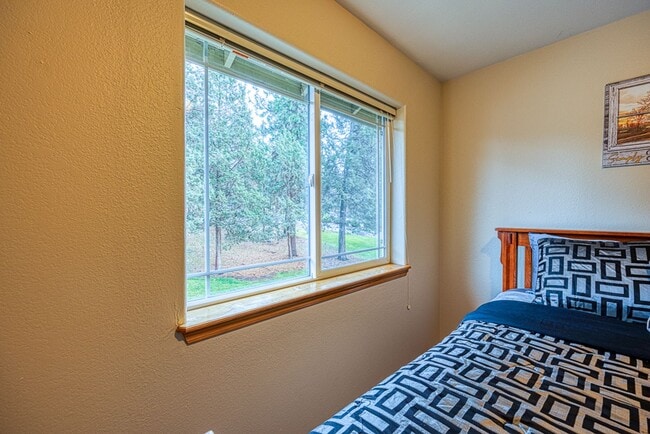 Building Photo - Fully Furnished Running Y Townhouse