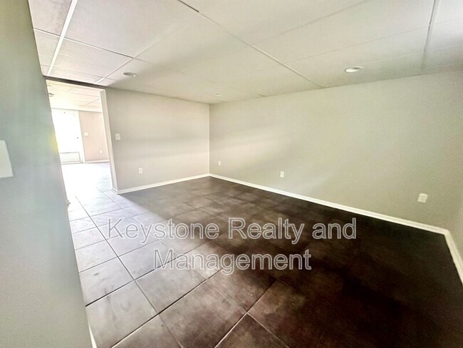 Building Photo - 18 Edgehill Dr