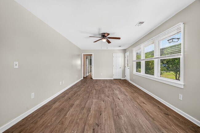 Building Photo - Move-In Ready Home in Hanahan