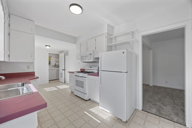Building Photo - Well Cared for Single Family Home in Conve...