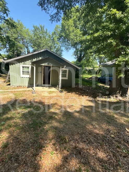 Building Photo - 604 Betty St