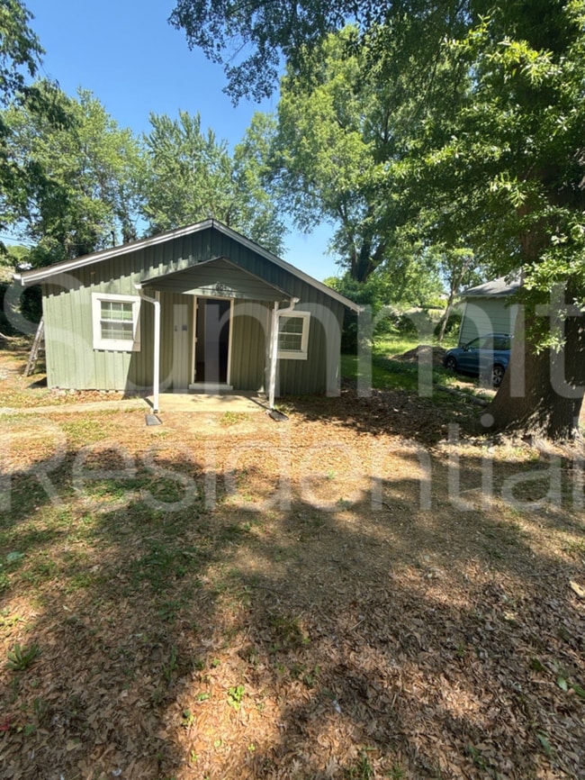 Building Photo - 604 Betty St