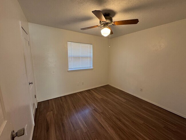 Building Photo - 3 bed ,2  brand new bathrooms, ready for m...
