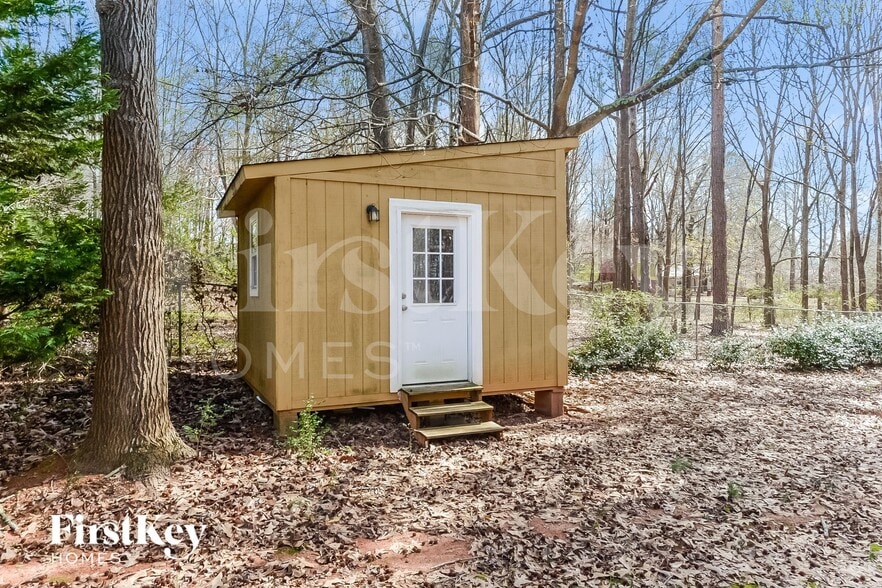 Building Photo - 705 Mills Dr