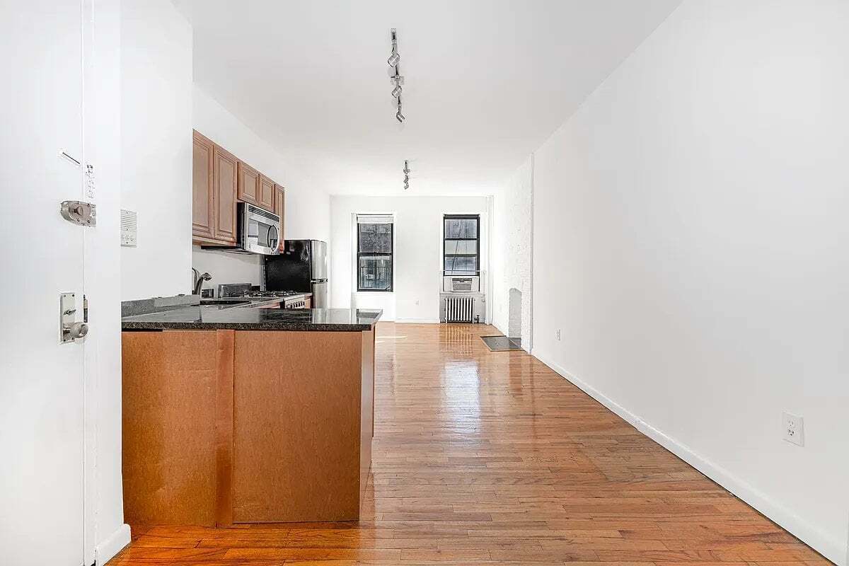 Building Photo - 242 Mulberry St