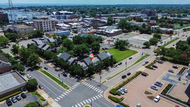 Building Photo - Updated Brick Condo in the Heart of Downto...