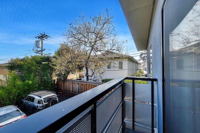 Building Photo - 1662 Hollenbeck Ave