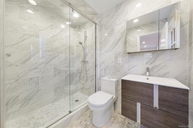 Building Photo - 3 Lakeview Ave