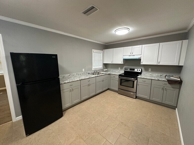 Building Photo - 163 Potter Dr