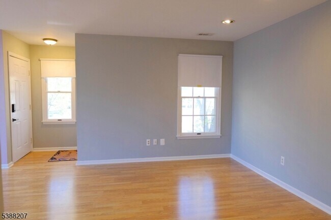 Building Photo - 184 Milkweed Ct
