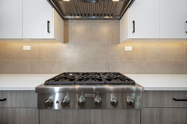 Building Photo - Luxury 5 Bed, 3 Bath home with over 3,000 sq. ft.