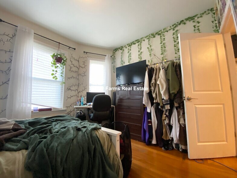 Building Photo - 14 Parker Hill Ave