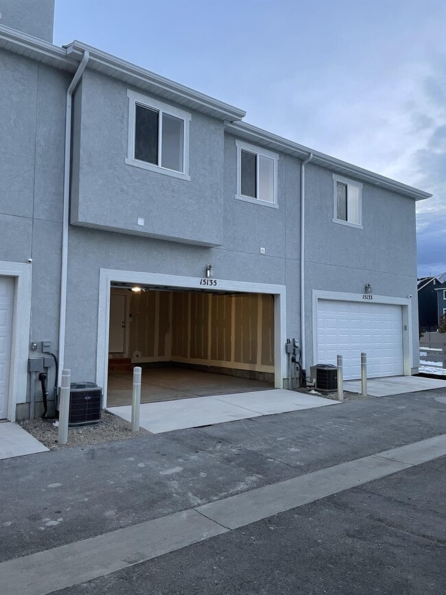 Building Photo - 15135 S Reins Way