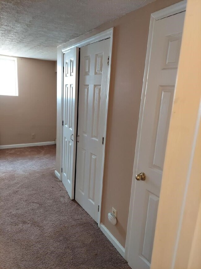 Entry - 465 Winsley St