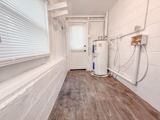 Building Photo - 3 Bed 1 Bath Single-Family Home - Big Yard!