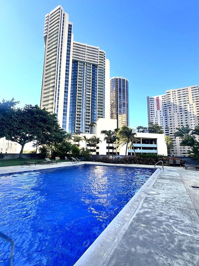 Building Photo - Kukui Plaza - 3 Bedroom 2 Bath 1 Parking
