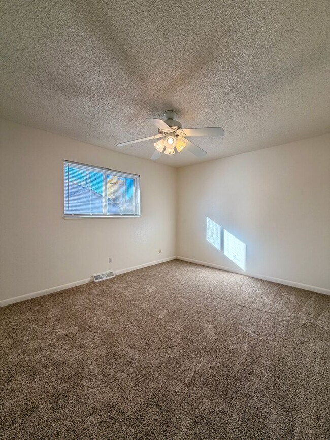 Building Photo - Lovely 5-bedroom, 2¾-bath home located in ...