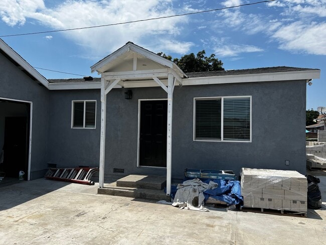 Building Photo - Remodeled 3 Bedroom 2 Bath House with 4 Ca...