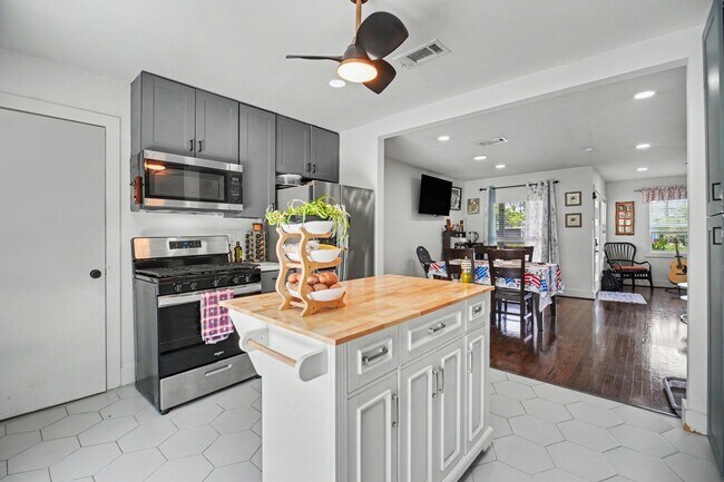 Building Photo - 5226 Pomander Rd