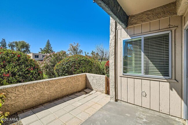 Building Photo - Luxury and Resort like Living at Scottsdale Park Place!!!  Tile throughout, light, bright and Pri...