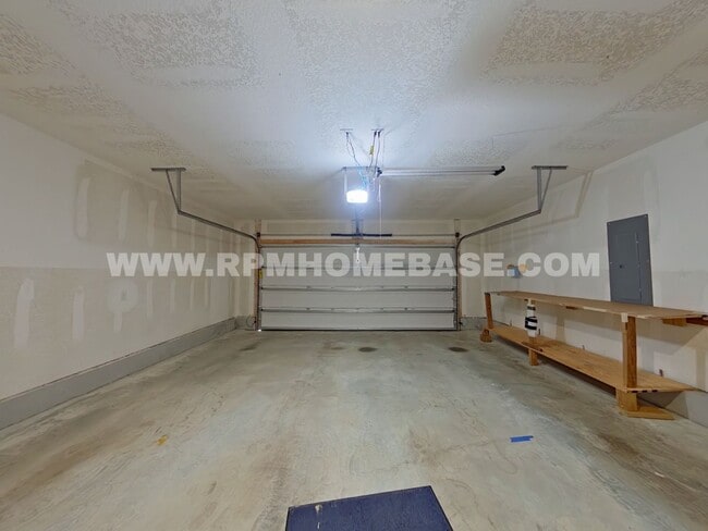 Building Photo - Spacious 5-Bedroom Home with Flexible Livi...