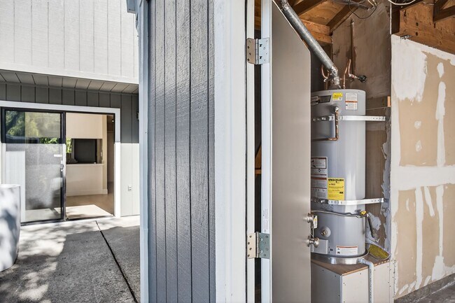 Building Photo - Newly Renovated 3/2.5 bath End-Unit Townhome with Vaulted Ceilings – Minutes to I-680 & Downtown!