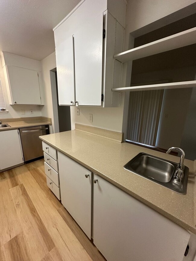 Building Photo - Lovely Bellevue Condo!