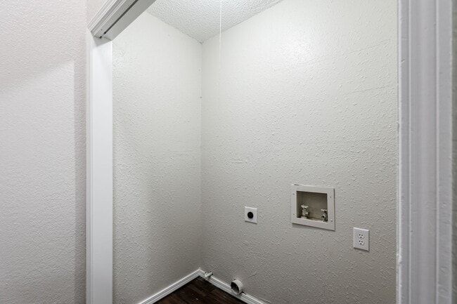 Building Photo - Home Like Living at Apartment Prices