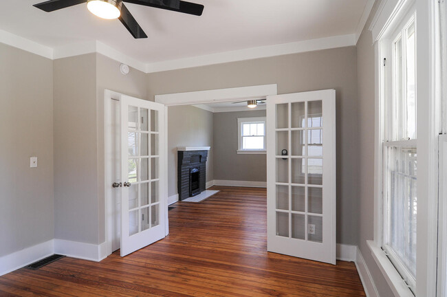 Building Photo - East Nashville Cottage!