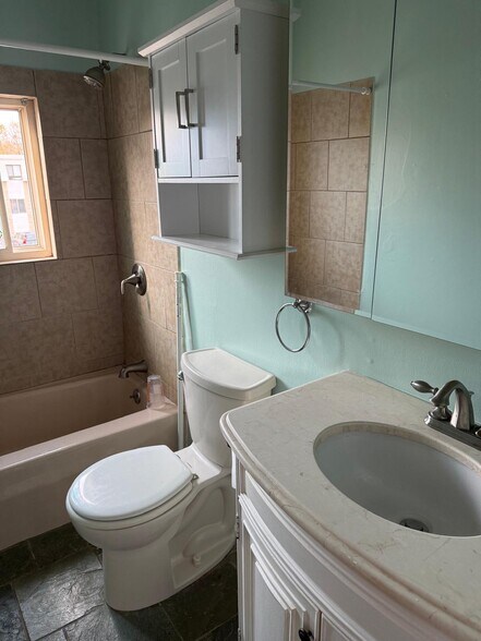 Primary Photo - 94 Cowesett Ave