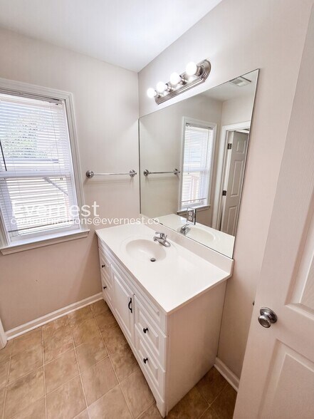 Building Photo - 701 Vineland Ct