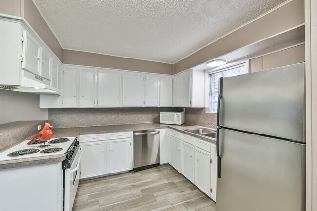 Building Photo - 23807 Red Oak Dr