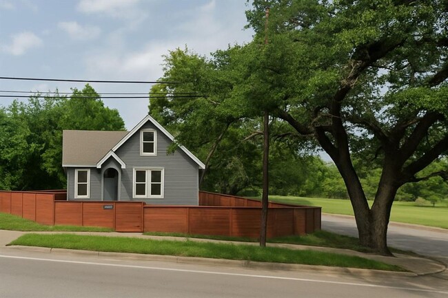 Building Photo - Charming Studio Apartment in Triplex Near UT
