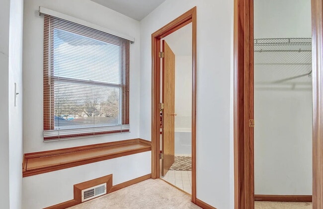 Building Photo - Comfortable Living in a Desirable Area