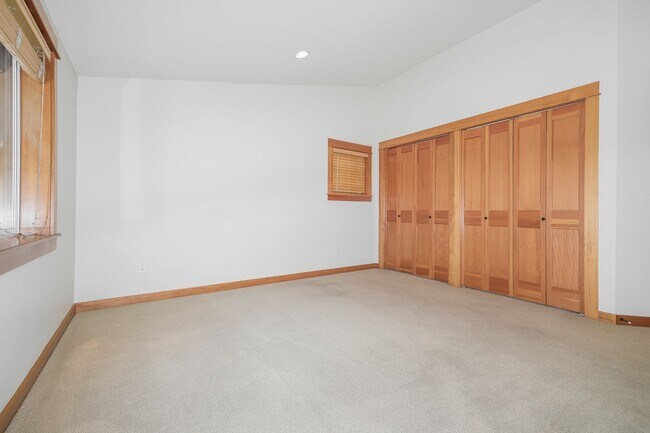 Building Photo - Bright and Spacious Residence with Vaulted Ceilings and Garage