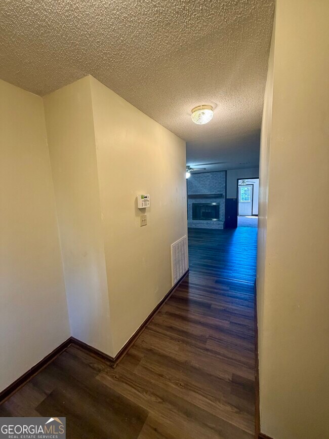 Building Photo - 131 Foxwood Cir