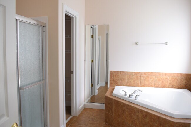 Building Photo - 1305 Wakefield Ct